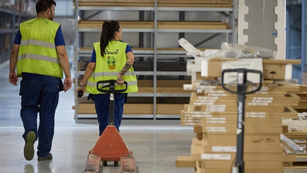 ep archivo   dos trabajadores durante su jornada laboral