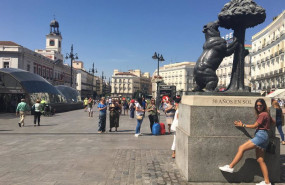 ep archivo   fotos de recurso de una turista haciendose fotos en la puerta del sol en madrid