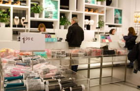 ep archivo   gente de compras en un establecimiento de madrid