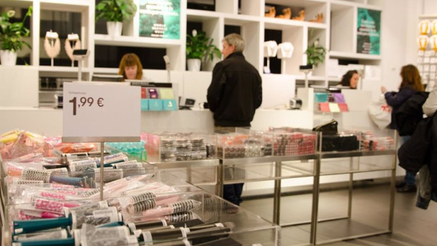 ep archivo   gente de compras en un establecimiento de madrid