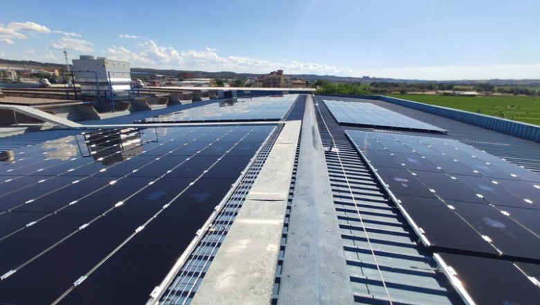 SOLARPROFIT - Archivo ep archivo solarprofit instala 1000 paneles solares en el centro de reig jofre en toledo