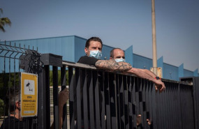 ep archivo   trabajadores de la planta de produccion de nissan en barcelona subidos a la valla en el