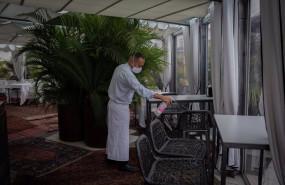 ep archivo   un camarero limpia una de las mesas del hotel claris en barcelona catalunya espana a 4