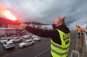 ep archivo   un hombre sostiene una bengala encendida durante una caravana de vehiculos de