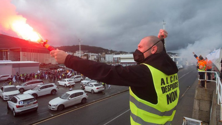 ep archivo un hombre sostiene una bengala encendida durante una caravana de vehiculos de ep archivo un hombre sostiene una bengala encendida durante una caravana de vehiculos de