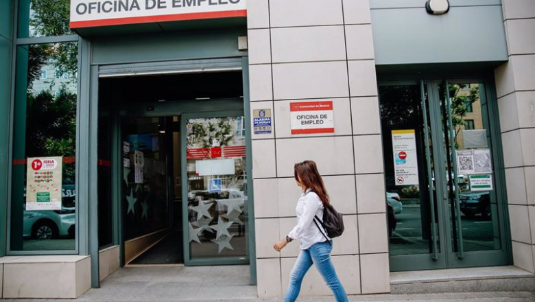 ep archivo un mujer pasa por delante de una oficina del servicio publico de empleo estatal sepe a ep archivo un mujer pasa por delante de una oficina del servicio publico de empleo estatal sepe a