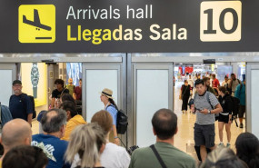 ep archivo   varias personas esperan en las llegadas de la t4 en el aeropuerto adolfo suarez