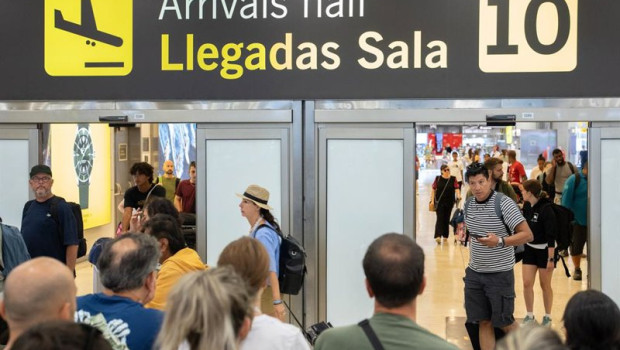 ep archivo   varias personas esperan en las llegadas de la t4 en el aeropuerto adolfo suarez