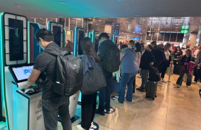 ep archivo   viajeros utilizando las cabinas supervisadas por la policia nacional instaladas en