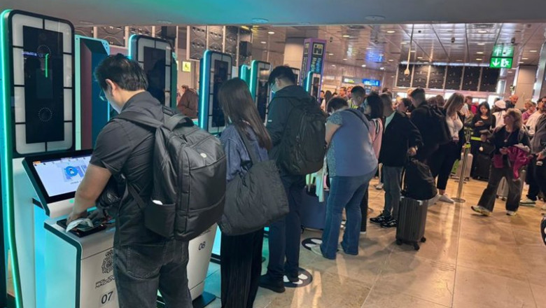 Archivo - Viajeros utilizando las cabinas supervisadas por la Policía Nacional instaladas en Madrid-Barajas. A 12 de octubre de 2025, Madrid. | POLICÍA NACIONAL - Archivo ep archivo viajeros utilizando las cabinas supervisadas por la policia nacional instaladas en