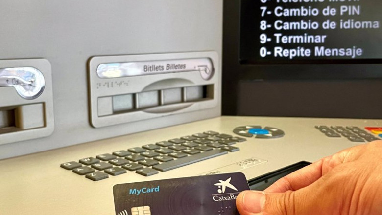 ep caixabank ofrece en sus oficinas la tarjeta con codigo de lectoescritura braille ep caixabank ofrece en sus oficinas la tarjeta con codigo de lectoescritura braille