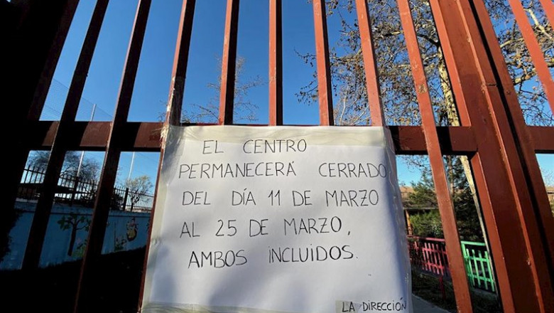 Cartel colgado en la verja de un colegio el primer día de cierre temporal de guarderías, colegios y universidades de la Comunidad de Madrid hasta -en principio- el próximo 25 de marzo ante el avance del coronavirus, en Madrid (España) 11 de marzo de 2020. | Eduardo Parra - Europa Press - Archivo ep cartel colgado en la verja de un colegio el primer dia de cierre temporal de guarderias colegios