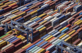 ep contenedores en el puerto de barcelona