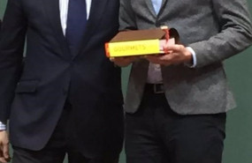 ep el director de marketing y comunicacion de bodegas izadi   artevino ivan perez recibe el premio