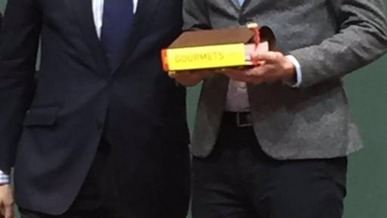 ep el director de marketing y comunicacion de bodegas izadi   artevino ivan perez recibe el premio