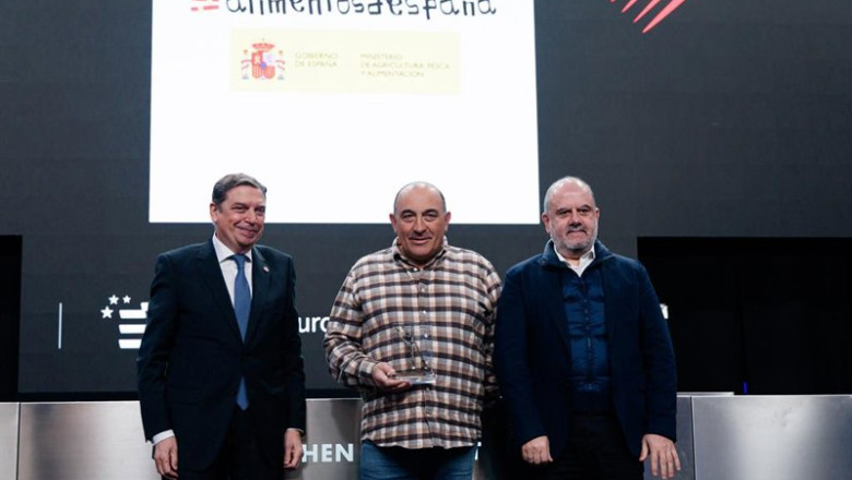 El ministro de Agricultura, Pesca y Alimentación, Luis Planas (i), entrega el premio Defensa del Producto al ganadero y cocinero de El Capricho, José Gordón (c), durante la visita a Madrid Fusión Alimentos de España, en IFEMA, | Carlos Luján - Europa Press ep el ministro de agricultura pesca y alimentacion luis planas i entrega el premio defensa del
