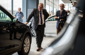ep el ministro de industria jordi hereu durante su visita al concesionario seat y cupra motor jr