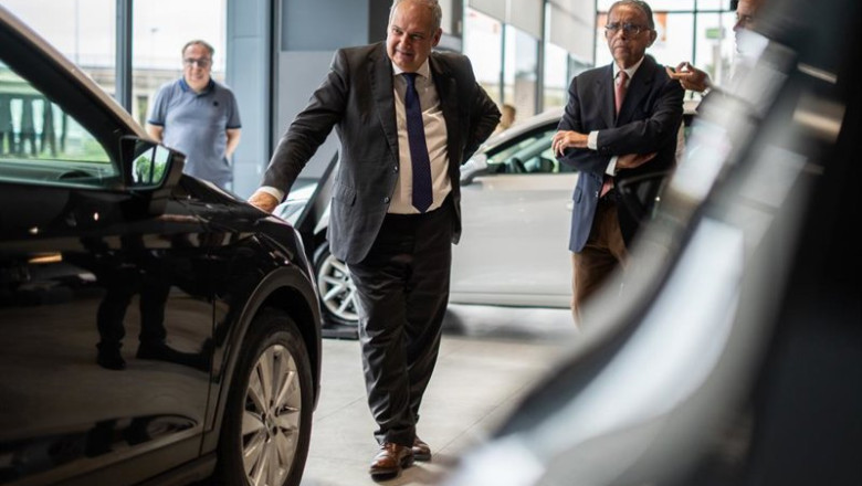 ep el ministro de industria jordi hereu durante su visita al concesionario seat y cupra motor jr