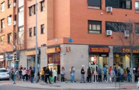 ep estanco gente haciendo cola en un estanco como consecuencia del estado de alarma provocado por el