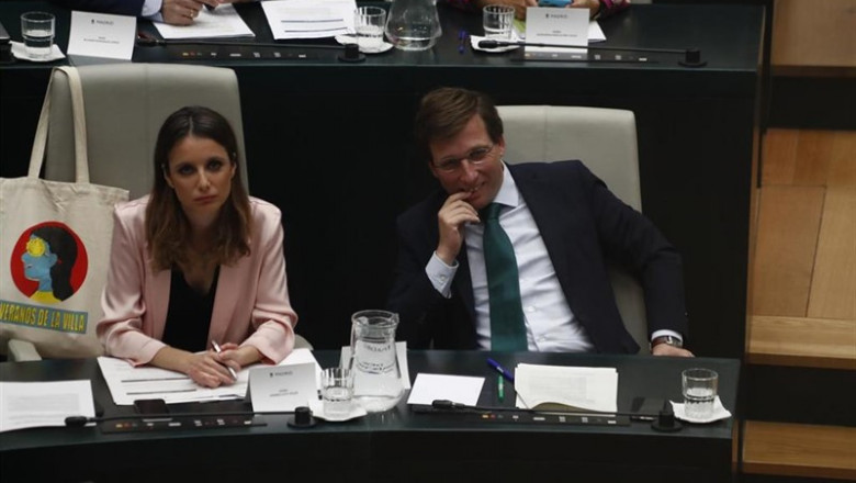 (I-D) Laelegada de Cultura, Turismo y Deporte del Ayuntamiento de Madrid y vicesecretaria de Estudios y Programas del PP, Andrea Levy, y el alcalde de Madrid, José Luis Martínez-Almeida, durante un pleno en el Ayuntamiento de este lunes. | Óscar J.Barroso - Europa Press ep i-d laelegadacultura turismodeporteayuntamientomadridvicesecretariaestudiosprogramaspp andrea levy yalcaldemadrid jose luis martinez-almeida duranteplenoayuntamientoeste lunes