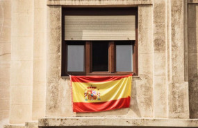 ep imagen de recurso de una bandera de espana colgada en un balcon