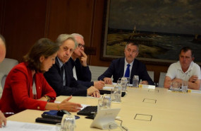 ep la ministra de industria comercio y turismo reyes maroto con representantes de arcelormittal y de