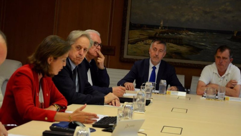 La ministra de Industria, Comercio y Turismo, Reyes Maroto, con representantes de ArcelorMittal y de los sindicatos. | GOBIERNO DE ESPAÑA ep la ministra de industria comercio y turismo reyes maroto con representantes de arcelormittal y de