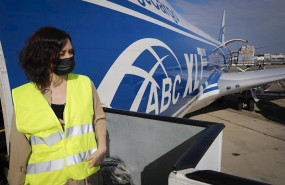 ep la presidenta de la comunidad isabel diaz ayuso recibe un nuevo avion que ha aterrizado en el