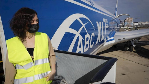 ep la presidenta de la comunidad isabel diaz ayuso recibe un nuevo avion que ha aterrizado en el