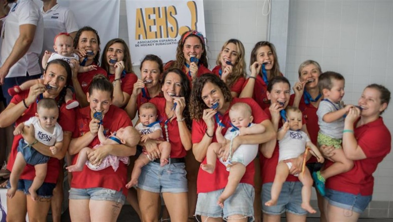 Las deportistas de la selección femenina española de Hockey Subacuático con la medalla de plata y con sus bebés tras el campeonato europeo en Castellón | NICOLÁS BAILEY NOVAL ep las deportistasla seleccion femenina espanolahockey subacuaticola medallaplataconbebescampeonato europeocastellon