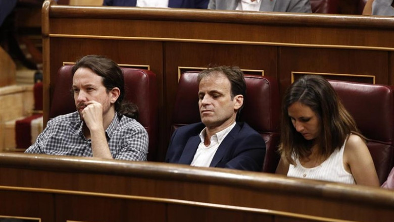 El líder de Podemos, Pablo Iglesias, sigue desde sue escaño el discurso de investidura del candidato socialista a la Presidencia del Gobierno, Pedro Sánchez | EDUARDO PARRA / EUROPA PRESS ep liderpodemos pablo iglesias siguesue escanodiscursoinvestiduracandidato socialistala presidenciagobierno pedro sanchez