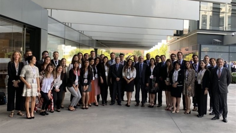 Los jóvenes participantes en la XVI edición del Programa de Jóvenes Líderes Iberoamericanos visitan la sede de Repsol | FUNDACIÓN CAROLINA ep los jovenes participantes en la xvi edicion del programa de jovenes lideres iberoamericanos