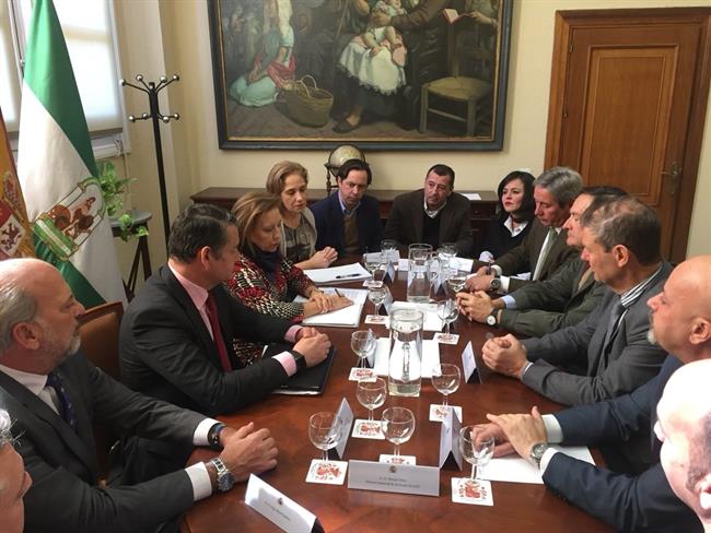 María Luisa Poncela y Antonio Sanz, en una reunión con el sector de aceituna. | DELEGACIÓN DEL GOBIENO EN ANDALUCÍA ep maria luisa poncelaantonio sanz enreunionsectoraceituna