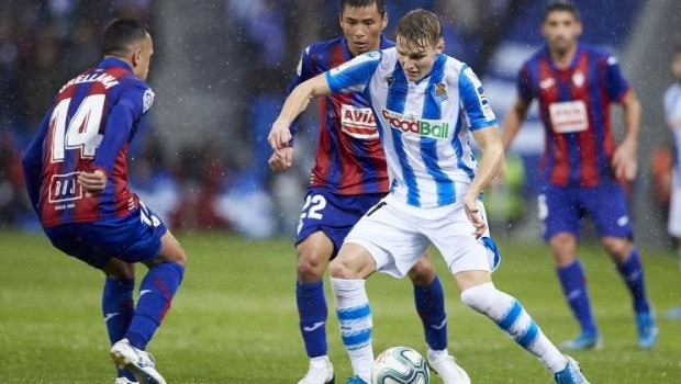 ep martin odegaard de la real sociedad en un partido contra la sd eibar