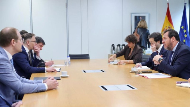 ep momento de la reunion del ministro de transportes y movilidad sostenible oscar puente con los