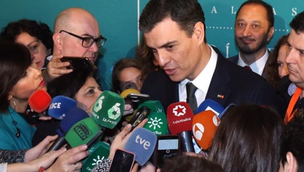 ep pedro sanchez atiendelos medioslos actosdiaandalucia