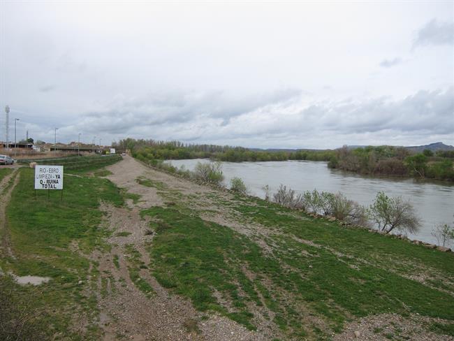 El río Ebro a su paso por Novillas, cartel de protesta en la zona inundable | EUROPA PRESS ep rio ebrosu pasonovillas cartelprotestala zona inundable