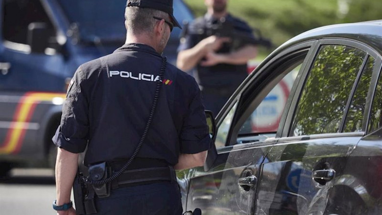 ep un policia nacional interroga al conductor de un vehiculo en un control por el estado de alarma
