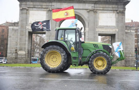 ep un tractor a su entrada a la ciudad de madrid por puerta de toledo este miercoles