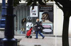 ep una mujer camina por las calles de santander totalmente vacias en el segundo dia laborable del