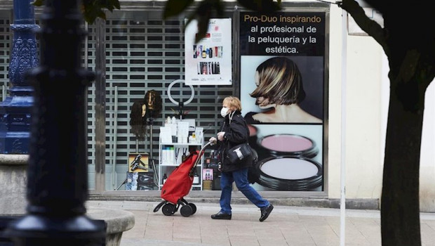 ep una mujer camina por las calles de santander totalmente vacias en el segundo dia laborable del
