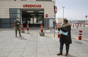 ep una mujer saluda y aplaude a los legionarios que patrullan en la zona del hospital del pts de