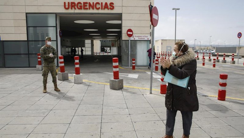 Una mujer saluda y aplaude a los Legionarios que patrullan en la zona del Hospital del PTS de Granada a 24 de marzo del 2020 | Álex Cámara - Europa Press ep una mujer saluda y aplaude a los legionarios que patrullan en la zona del hospital del pts de