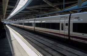 ep una tren de ave de renfe estacionado en las vias de la estacion de atocha en madrid espana a 6 de