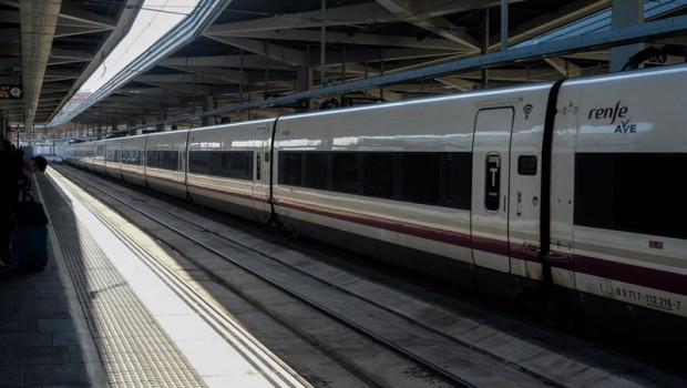 ep una tren de ave de renfe estacionado en las vias de la estacion de atocha en madrid espana a 6 de