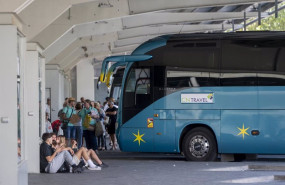 ep varias personas se preparan para emprender su viaje en la estacion sur de mendez alvaro