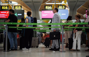 ep varios pasajeros en una fila de iberia en la terminal t4 del aeropuerto adolfo suarez madrid