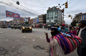 ep vehiculos del ejercito de bolivia patrullan las calles de la ciudad de el alto para hacer que se