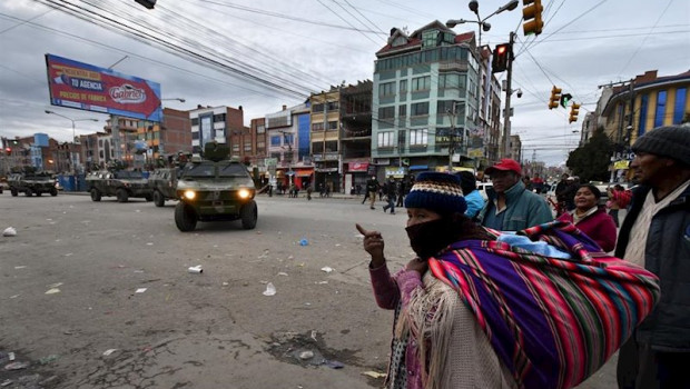 ep vehiculos del ejercito de bolivia patrullan las calles de la ciudad de el alto para hacer que se
