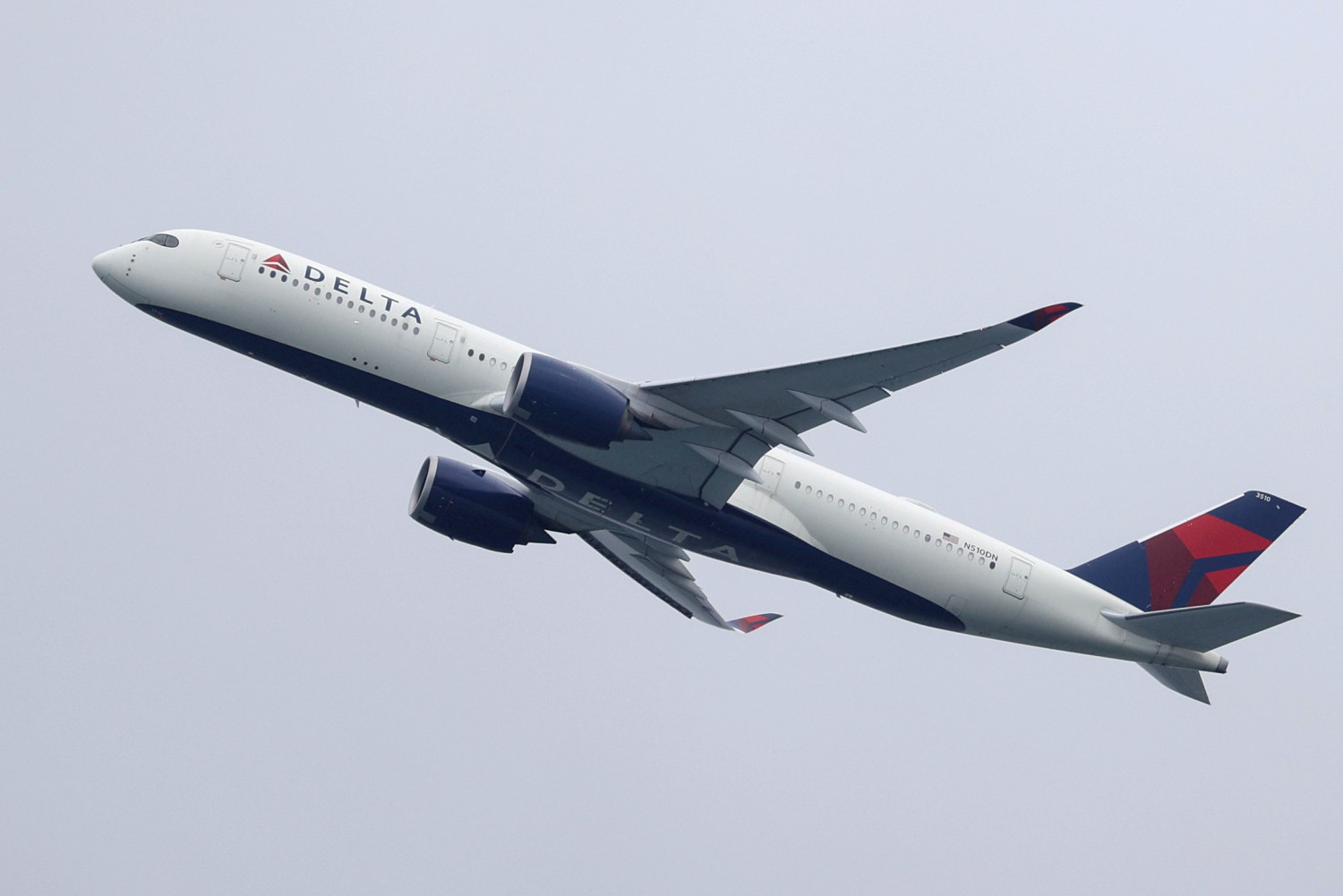 coronavirus delta air lines va faire cotiser davantage ses salaries non vaccines 